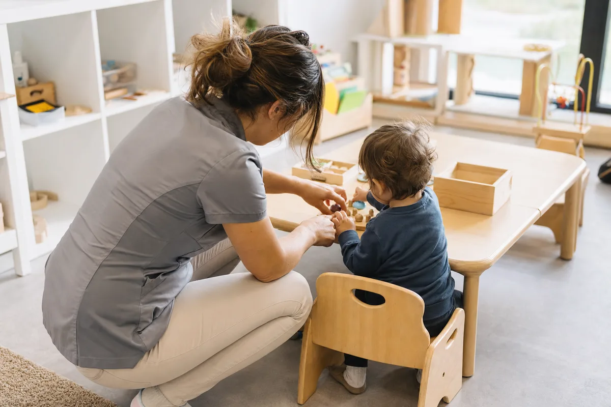 Auxiliaire de puériculture s&rsquo;occupant de jeunes enfants en crèche